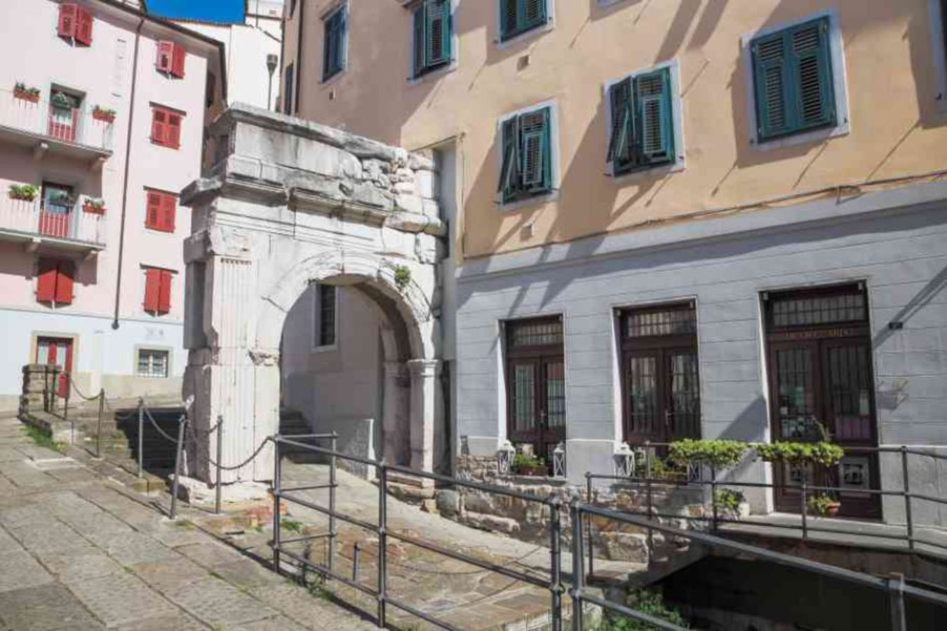 Steinbogen und Gebäude in der Umgebung