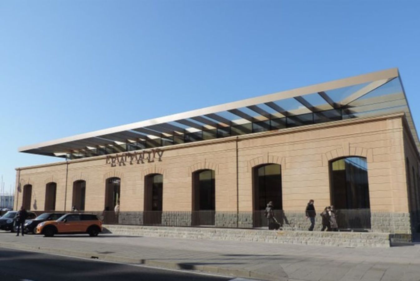 langgestrecktes Gebäude mit Stahlträgerdach