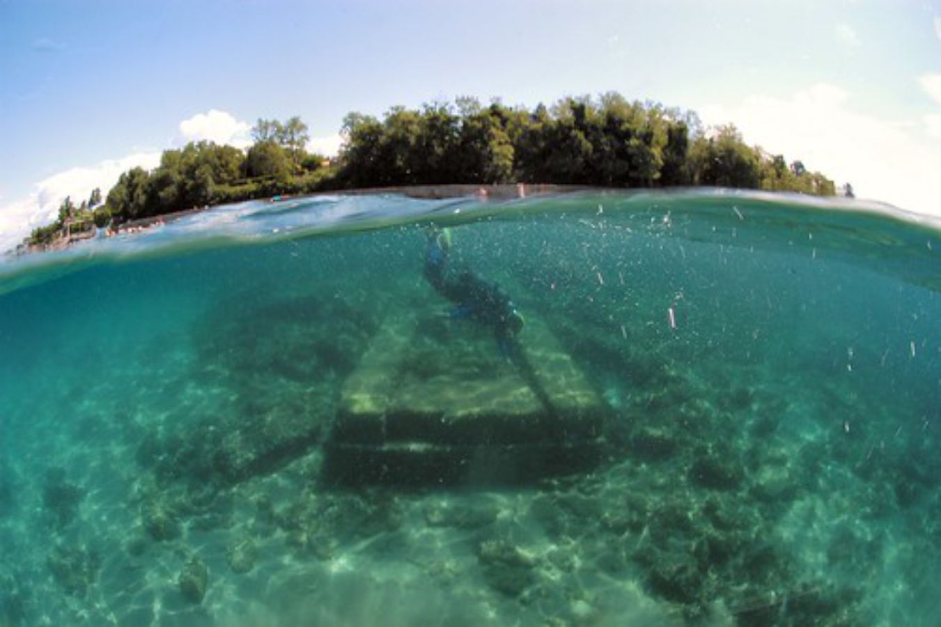 Antico molo sommerso nel mare