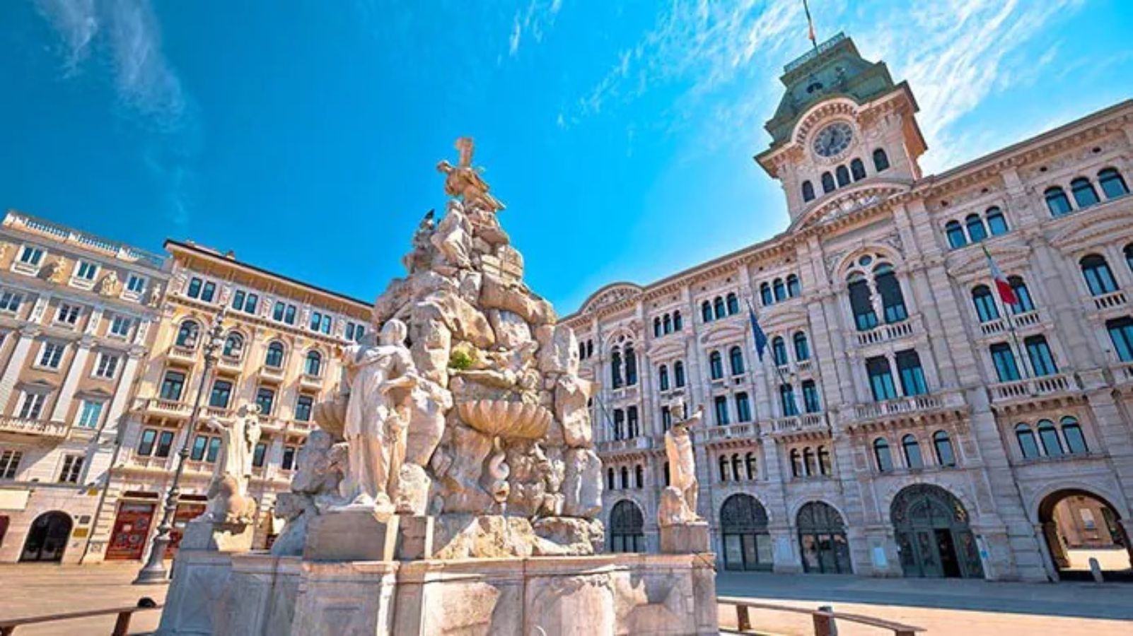 Piazza ed edifici intorno