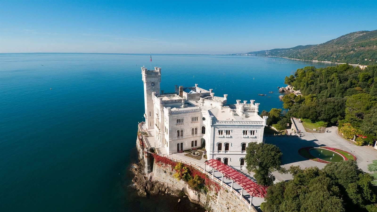 Castello vicino al mare