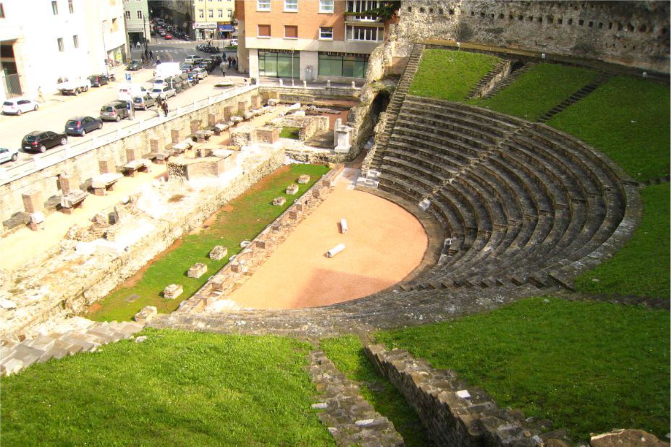 teatro a semicerchio realizzato con pietre