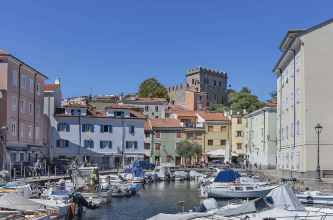 Villaggio con attracco Barche sul mare con il castello alle spalle